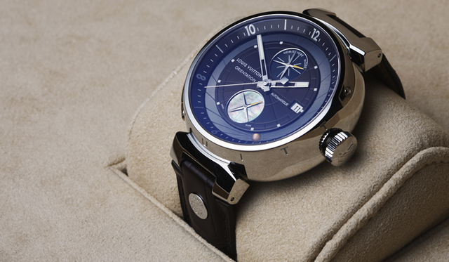 <b>Louis Vuitton／Tambour Automatic Orientation｜ルイ・ヴィトン／タンブール オトマティック オリエンテーション</b>／同じくジルダス・ル・ドゥサールによる、昨年発表のモデル。サンストーンを太陽の方角に向けると黄色い針が北を指し示す、コンパスの機能を持つ時計だ。自動巻き、SSケース×アリゲーターストラップ、121万8000円
