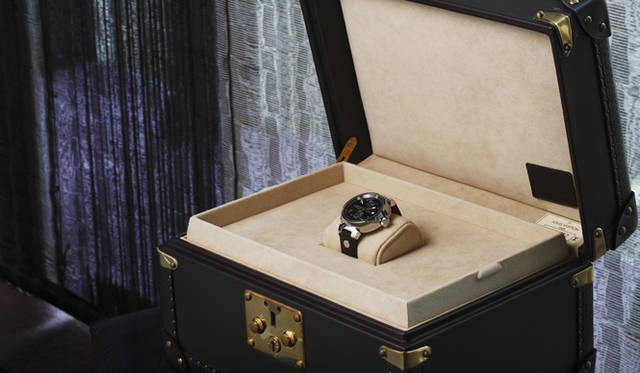 <b>スペシャルオーダーのウォッチ・ボックスに収められた人気モデル「タンブール オトマティック オリエンテーション」。この時計もまた、ジルダス・ル・ドゥサール氏による設計である。
