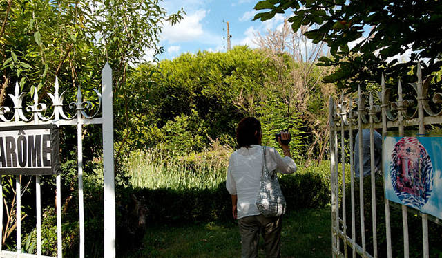 緑が茂る「香りの魔術師」のお屋敷