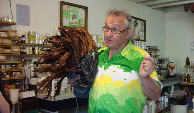 香りについて力説する「香りの魔術師」。抱えているのは海藻です