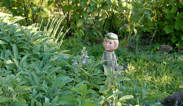 ハーブガーデンのあちこちに人形が隠れていて楽しい！