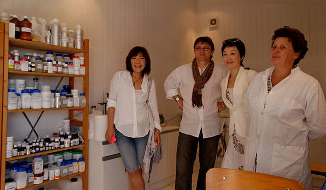 エッセンシャルオイルの研究室にて