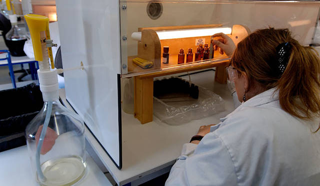 びん詰め作業。左にある容器のレバーを押せば、決まった量が出てくる仕組み