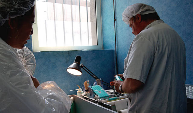 ラベル貼りの作業をチェック