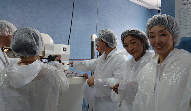 機械の説明を受けています