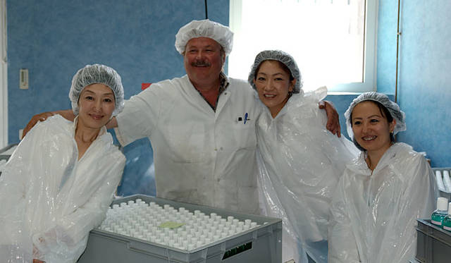 ラベル貼り担当は陽気なおじさま。左は視察メンバーの吉川千明さん、右は池田ゆかさん