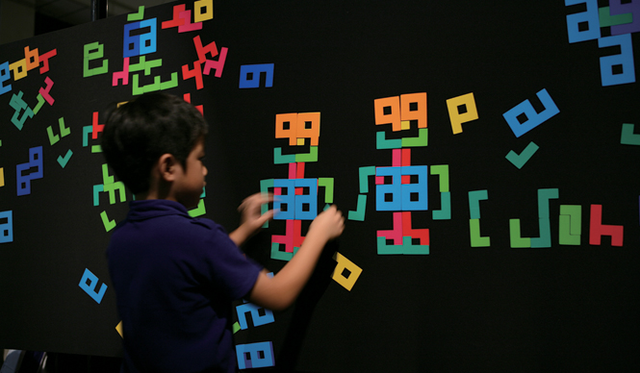 <b>ICC キッズ・プログラム 2009 「プレイフル・ラーニング たのしむ ∩ まなぶ」</b><br>大日本タイポ組合「Play」（2007年）　両面マグネットでできた4つのアルファベット「P」「L」「a」「y」を自由に組み合わせて絵を描いたり、ひらがなやカタカナなどをつくることができる文字のブロック