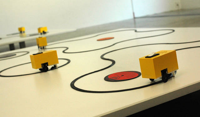 <b>ICC キッズ・プログラム 2009 「プレイフル・ラーニング たのしむ ∩ まなぶ」</b><br>スズキユウリ「サウンドチェイサー」（2008年）　さまざまなジャンルのレコードの断片からできた音のブロックを自由に組み合わせてサウンド・レールをつくり、針とスピーカーが内蔵されたミニカーを走らせて音楽をループさせる作品