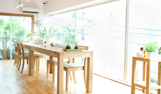 Small talking room 『薫る庭』 外光が差し込む明るい店内