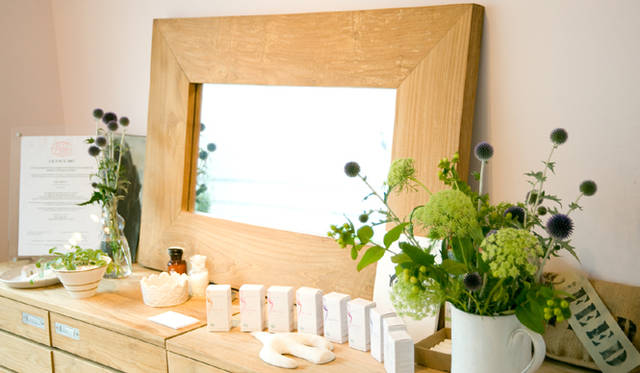 白木と緑がやさしいディスプレイ