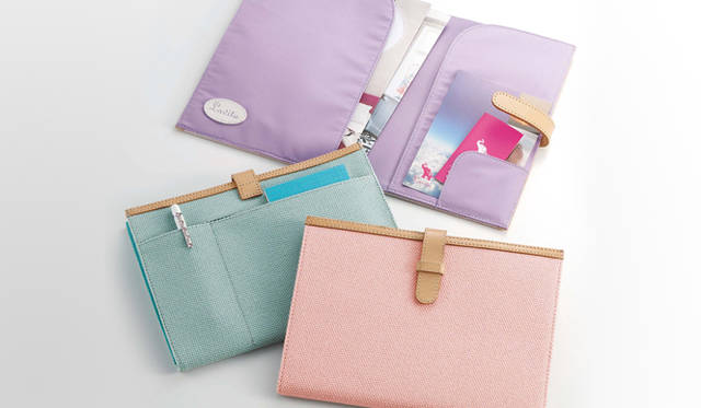 <b>コクヨ「Lavita 2nd Line」 ドキュメントケース（A5サイズ）</b>　書類をスマートに持ち運びできるドキュメントケースは、A4サイズの書類を見開きのまま収納可能。持ち運びができるコンパクトなA5サイズなので、ハガキや、習いごとのプリント、ノートを入れておくのにも最適で、背面にあるポケットには携帯電話や筆記具も収納可能。イタリアDNA社の最高級キャンバス素材を使用。各6825円