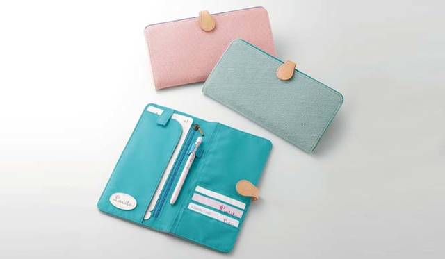 <b>コクヨ「Lavita 2nd Line」 パスポートケース</b>　素材にイタリアDNA社の最高級キャンバスを使用し、多数のポケット付きで機能的なスポートケース。2色展開。各7140円