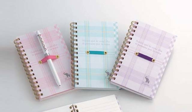 <b>コクヨ「Lavita 2nd Line」 ポケットノート（ペンホルダー付き）</b>　大きめのチェック柄が大人っぽさと可愛らしさを演出するポケットノートは、ペンホルダー、クリアポケット付き。3色展開。各630円