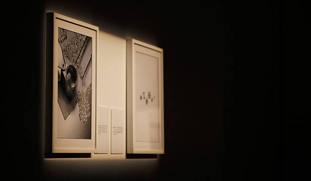 パーティ会場にはフォーエバーマーク ダイヤモンドが巡る旅を紹介する写真も数々展示。ダイヤモンドをさまざまな角度から知ることのできる趣向が凝らされた。