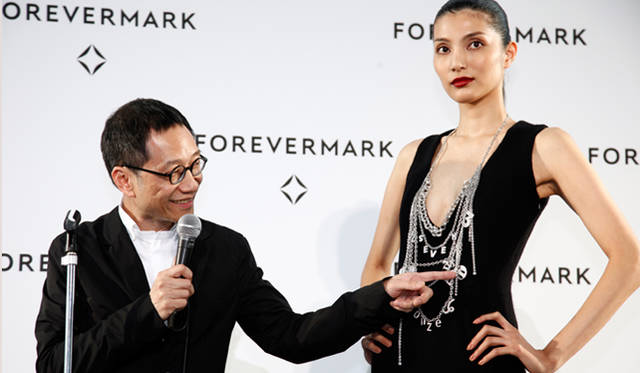 香港のデザイナー、アラン チャン。モデルが身に着けたジュエリーを見せながら説明してくれた。