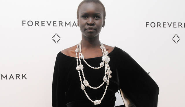 モデルのアレック ウェック。自身がデザインしたジュエリーを身に着けて登場。