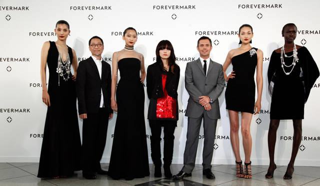 記者会見にはデザイナーらとモデルが登場。右から、アレック ウェック、冨永 愛、ショーン リーン、山本里美、杏、アラン チャン。