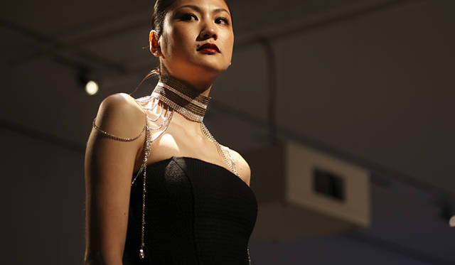 山本里美作の「Ambivalence」を身に着けたモデル。