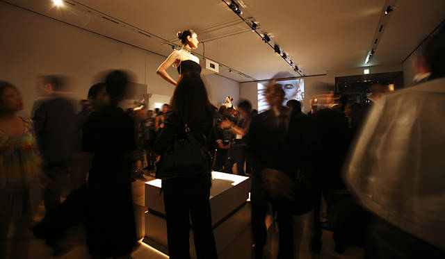 会場には作品を身に着けたモデルが登場。彫刻のように作品を「展示」するという演出も話題に。