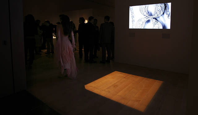 パーティ会場入り口。ダイヤモンドのイメージビデオが来訪者を迎える。