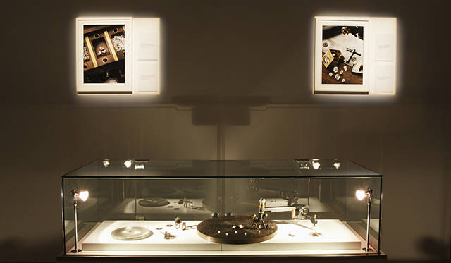 会場には研磨などの道具も展示された。手仕事を身近に感じる構成が魅力的だ。