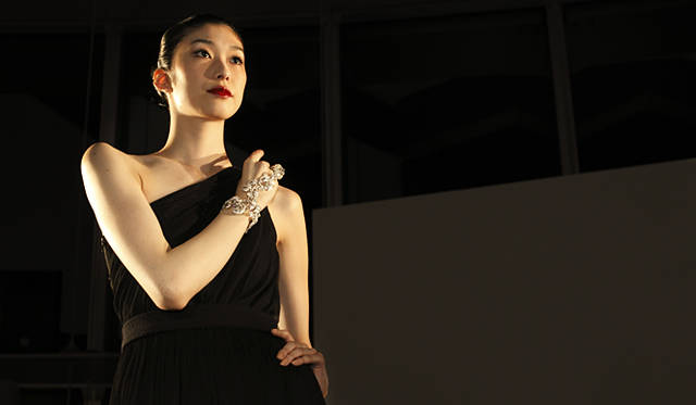 会場には作品を身に着けたモデルが登場。彫刻のように作品を「展示」するという演出も話題に。着用ジュエリーは、インドのデザイナー、モナ メタによるデザインのハンドオーナメント。