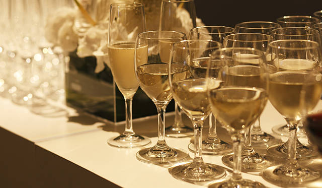 パーティ会場風景。当日は多くの人が訪れ、実に華やかな夜となった。