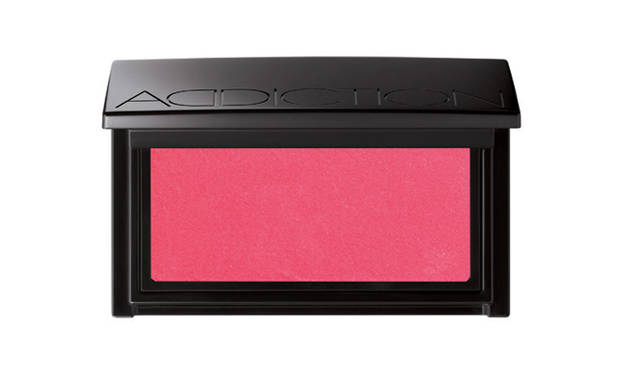 ADDICTION｜アディクション　<b>ブラッシュ</b>　価格｜2940円　8色　<br>ひとはけで、顔色も立体感も鮮やかに変わるブラッシュ。きめ細かなパウダーにより、プロフェッショナルな仕上がり。