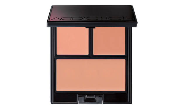 ADDICTION｜アディクション　<b>パーフェクト コンシーラー コンパクト</b>　価格｜4725円　<br>フレッシュな仕上がりを持続させるコンシーラーパクト。キメまで均一に整える3色セットのプロ仕様。