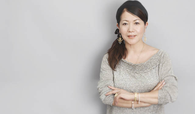 押田比呂美さん。身に着けているのは、フォーエバーマーク ダイヤモンドが施されたイエローゴールドのジュエリー。リング 210万円、イヤリング 189万円。