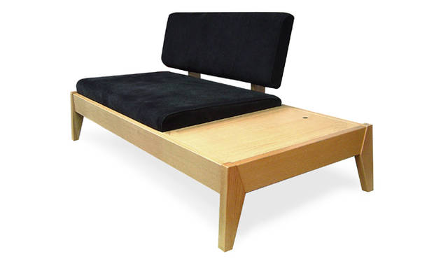 <strong>ランドスケーププロダクツ</strong><br />新作ソファ「Low Ride Sofa Concealed」
