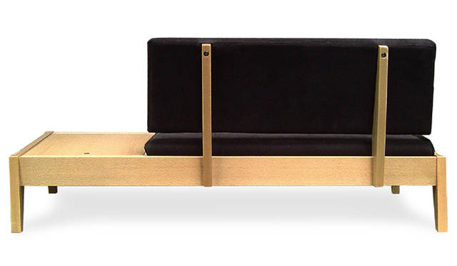 <strong>ランドスケーププロダクツ</strong><br />新作ソファ「Low Ride Sofa Concealed」