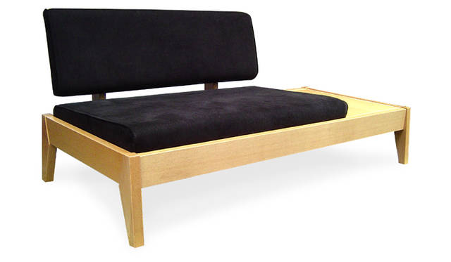 <strong>ランドスケーププロダクツ</strong><br />新作ソファ「Low Ride Sofa Concealed」