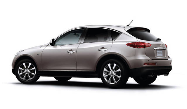 <b>NISSAN SKYLINE CROSSOVER｜日産スカイライン・クロスオーバー</b>