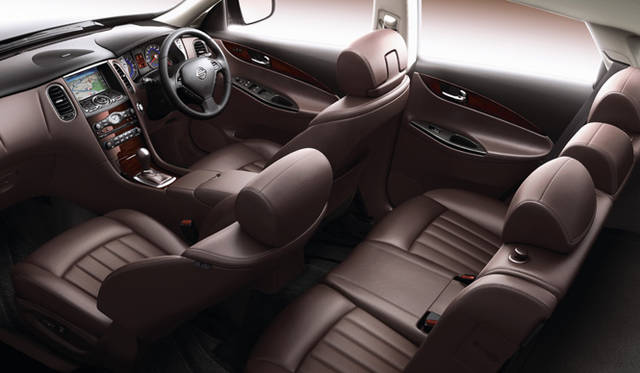 <b>NISSAN SKYLINE CROSSOVER｜日産スカイライン・クロスオーバー</b>