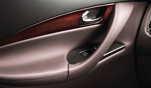 <b>NISSAN SKYLINE CROSSOVER｜日産スカイライン・クロスオーバー</b>