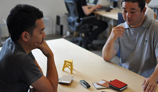 偶然にも同時期に「バルカナイズド・ファイバー」でモノづくりをしていた藤城さん（左）とぼく