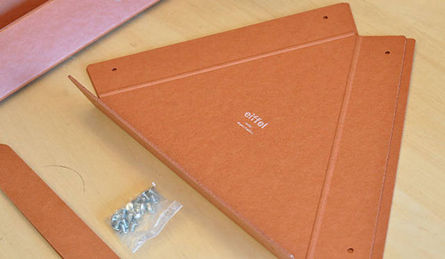 eiffelの座面部分。三本脚は絶妙な安定感を生み出す