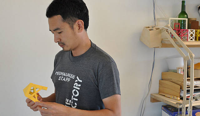 <b>藤城成貴</b>　1974年東京生まれ。和光大学経済学部卒業後、桑沢デザイン研究所夜間部を卒業し、1998年より株式会社イデーに入社。オリジナル家具などのデザインを行う。その後、2005年に退社し、shigeki fujishiro designを設立し、デザイン活動を行っている。2009年1月から3月に、国立新美術館のミュージアムショップ内 SFT GALLERY にて個展を開催。最近では、株式会社サイトーウッドのディレクションを手がけるなど、ブランドディレクションも行う