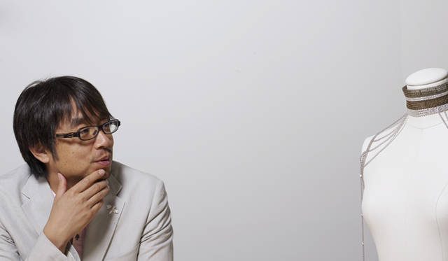 小山薫堂さん。山本里美デザインの「Ambivalence」と。