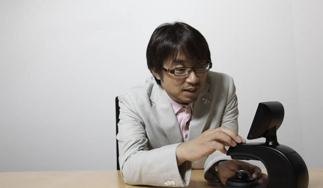 実際に小山さんもビューワーを覗いて認証を確認。