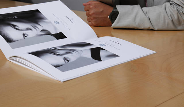 フォーエバーマークの説明をじっくりと聞きながら、小山さんはインタビューに答えてくれた。