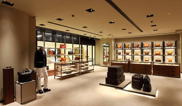 　上海ショップ内観 メンズ、ウィメンズのバッグコーナー