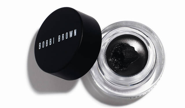 ボビイ ブラウン「Nude Collection Fall 2009」 リキッドの繊細な仕上がりとジェル処方の描きやすさを兼ね備えたベストセラーに、リッチで深みのある、限りなく黒みを帯びた新色が登場。＜アイライナー＞ロングウェア ジェルアイライナー キャビアインク 価格｜2940円