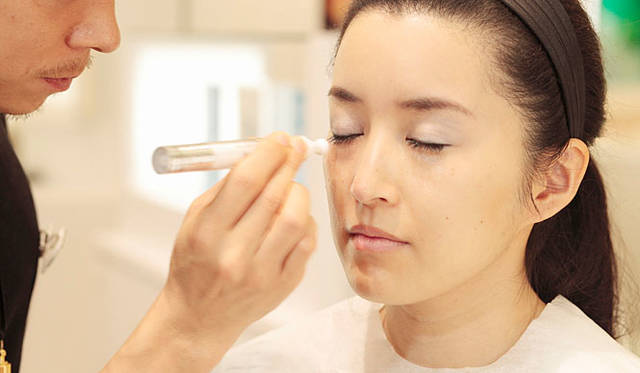 化粧水、美容液のあと、「リス エクスペール アドヴァンス アイ ＆ リップ Wコンセントレート」で目もとのシワを埋める