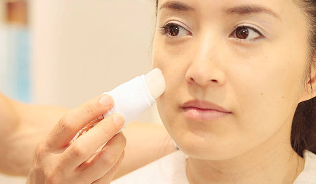 スキンケアの仕上げは、ひと筆でくすみや乾燥、疲れを解消する「トップ シークレット ラディアント スキンケア ブラッシュ」