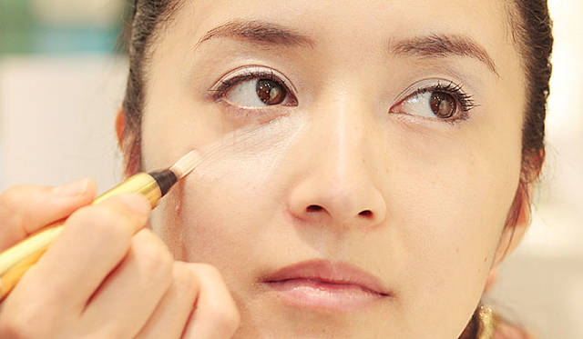 オイルフリーのコンシーラー「ラディアント タッチ」のベージュを、目の下に放射線状に入れる