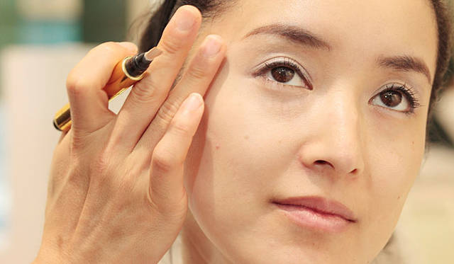 こめかみの上まで明るくすることで、目もとがリフトアップして見える効果も期待できる