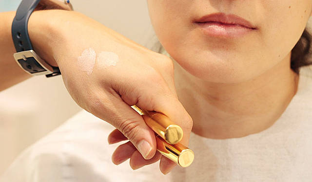 「ラディアント タッチ」も2色使い。目の下にピンクをプラスする