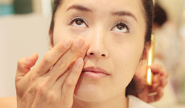 色の濃い目の下は、ピンクを少し重ねることで、よりくすみがとれていく